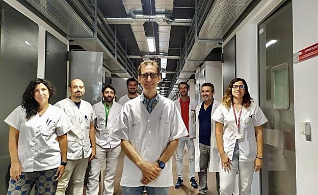 Pablo Pelegrín, en el centro, junto a su equipo de investigadores. 