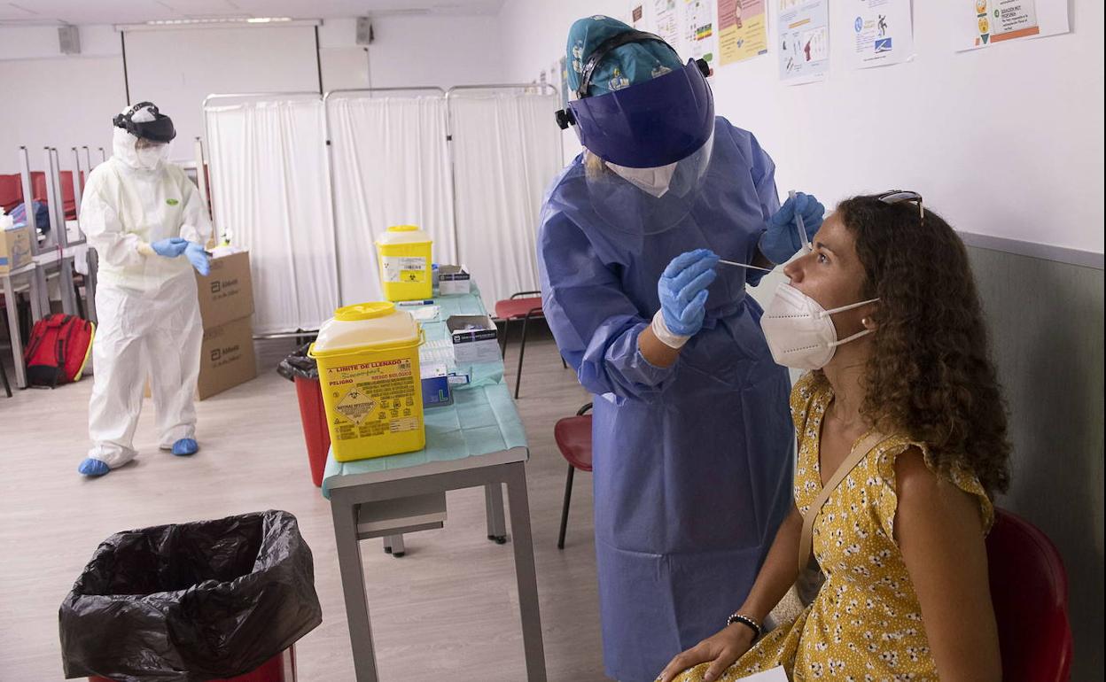 Un sanitario lleva a cabo una prueba PCR, en una fotografía de archivo.