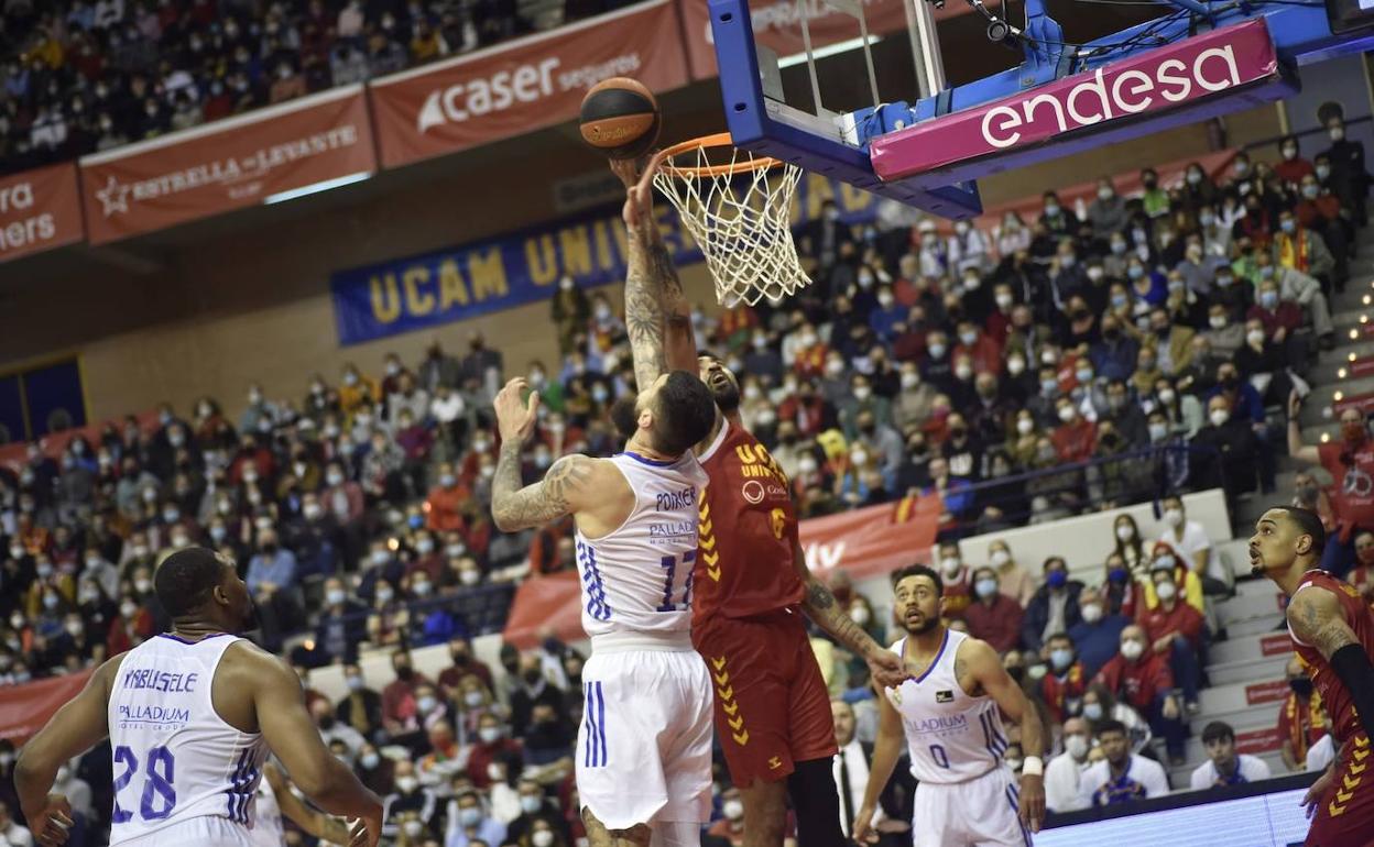 Augusto Lima intenta anotar ante Poirier.