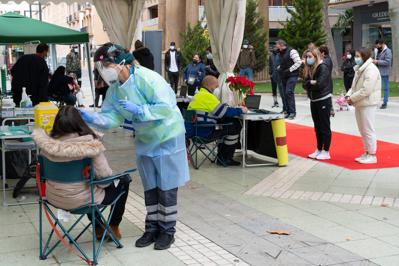 Fotos: Más de 350 vacunados en el punto móvil instalado en Lorca