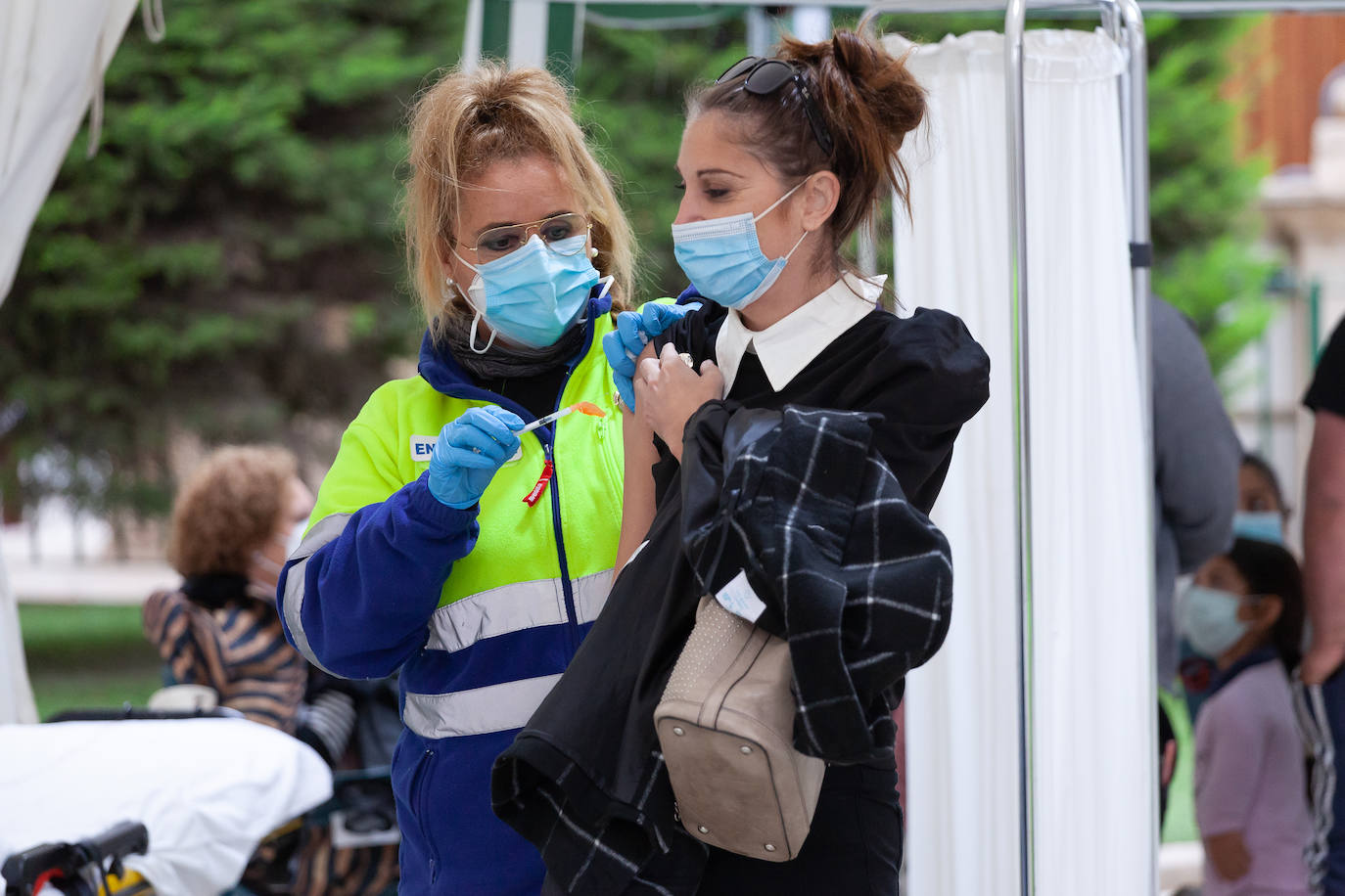 Fotos: Más de 350 vacunados en el punto móvil instalado en Lorca