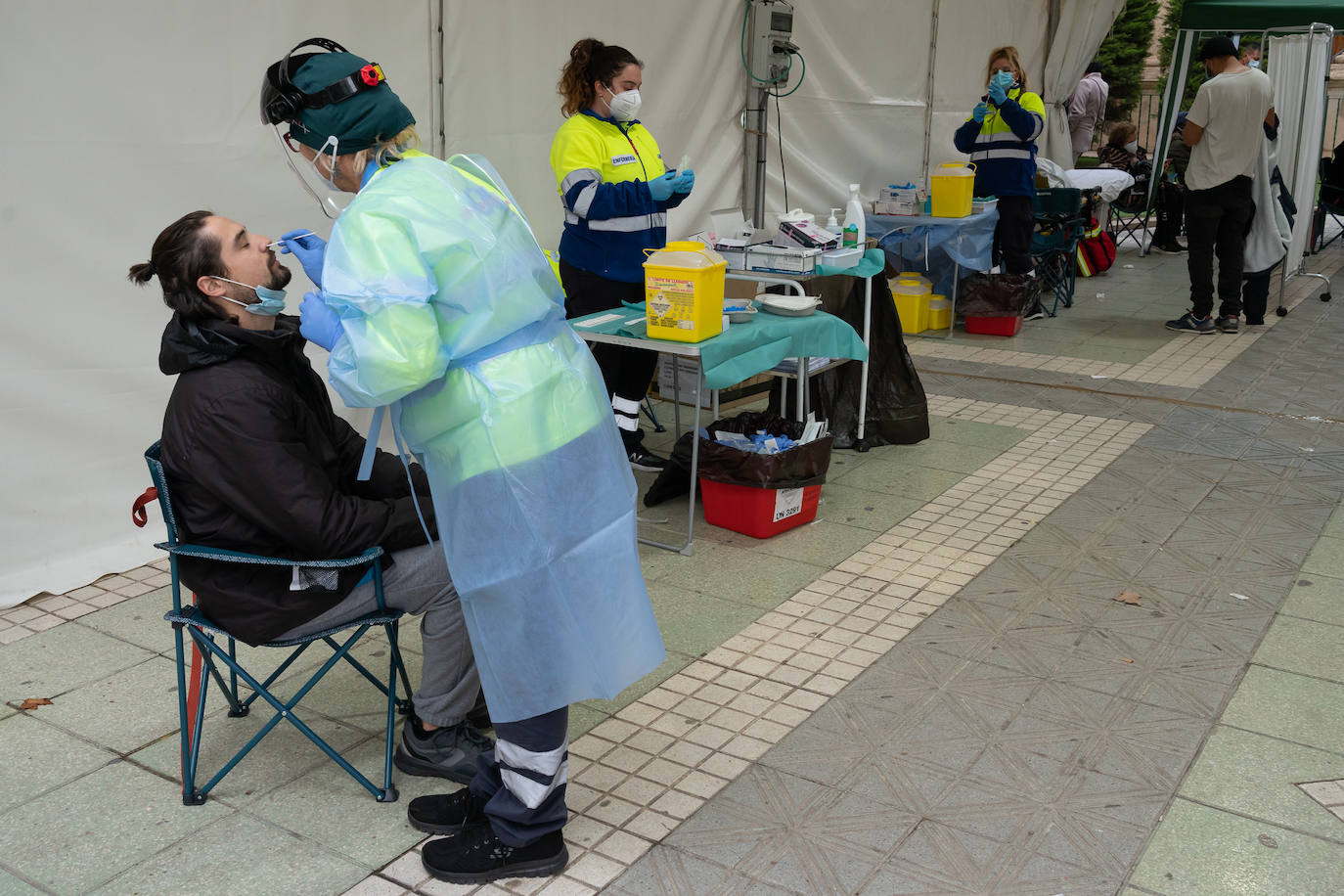 Fotos: Más de 350 vacunados en el punto móvil instalado en Lorca