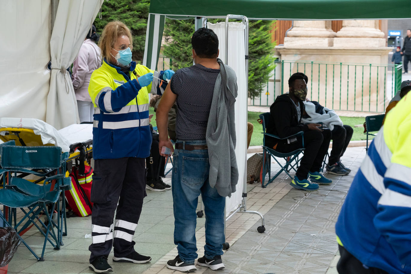 Fotos: Más de 350 vacunados en el punto móvil instalado en Lorca