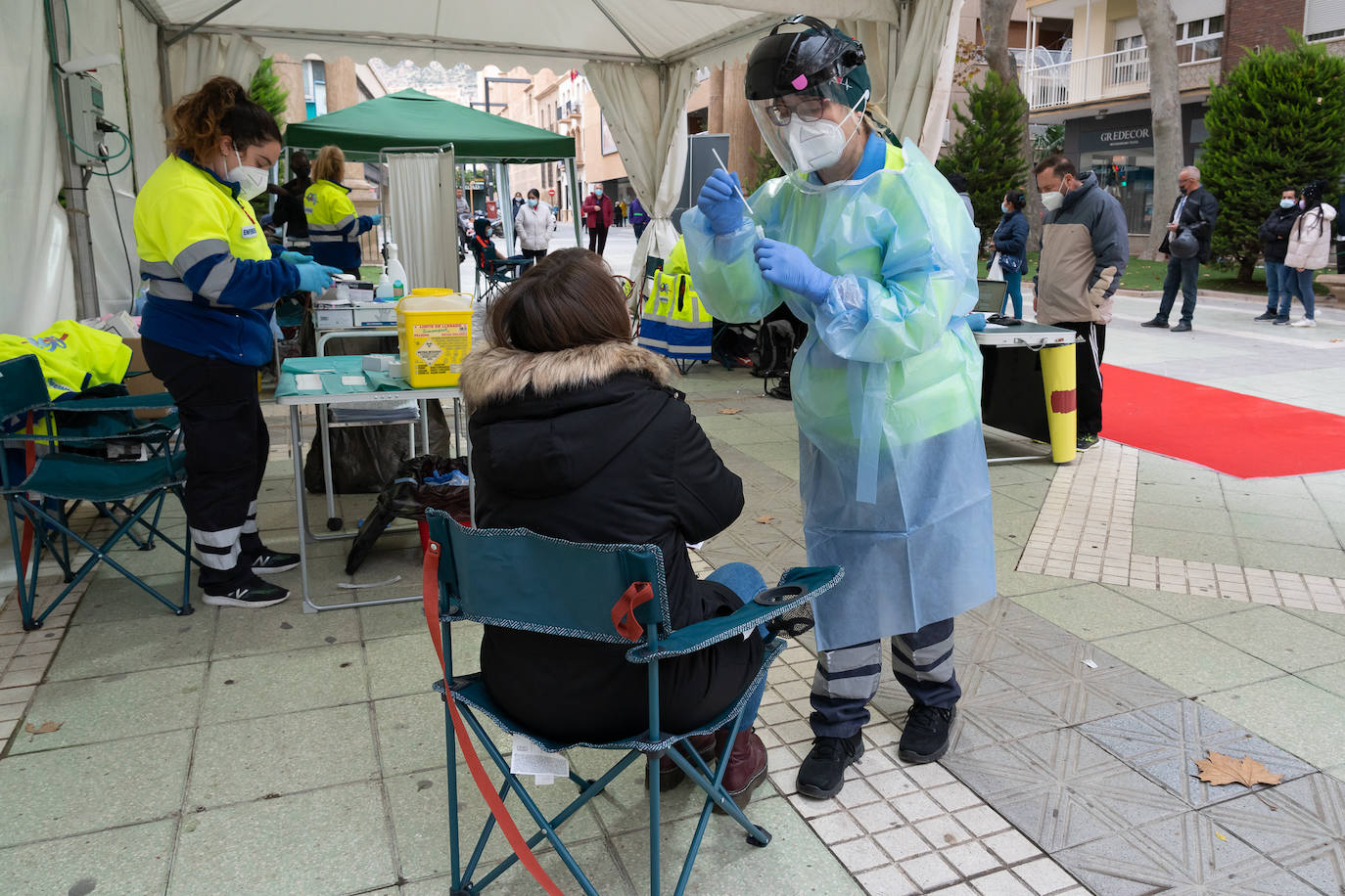 Fotos: Más de 350 vacunados en el punto móvil instalado en Lorca