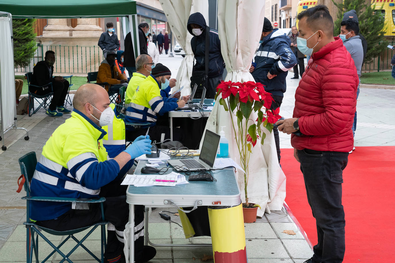 Fotos: Más de 350 vacunados en el punto móvil instalado en Lorca