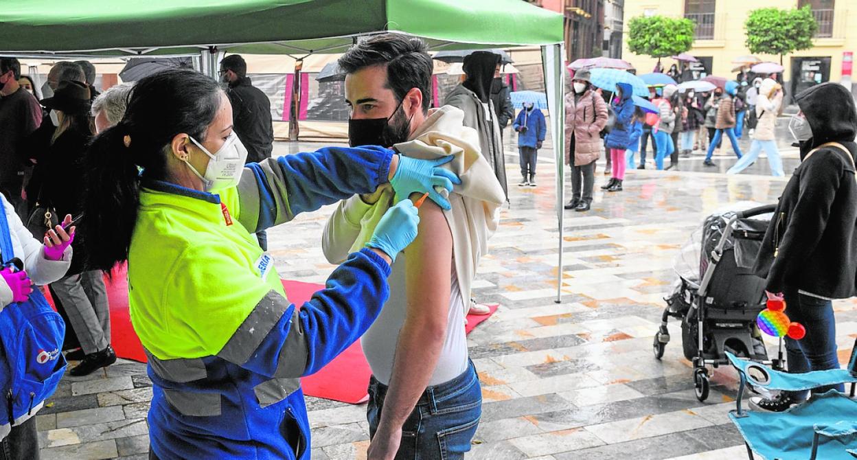 Una enfermera administra una vacuna, ayer en la plaza del Romea, en Murcia. 