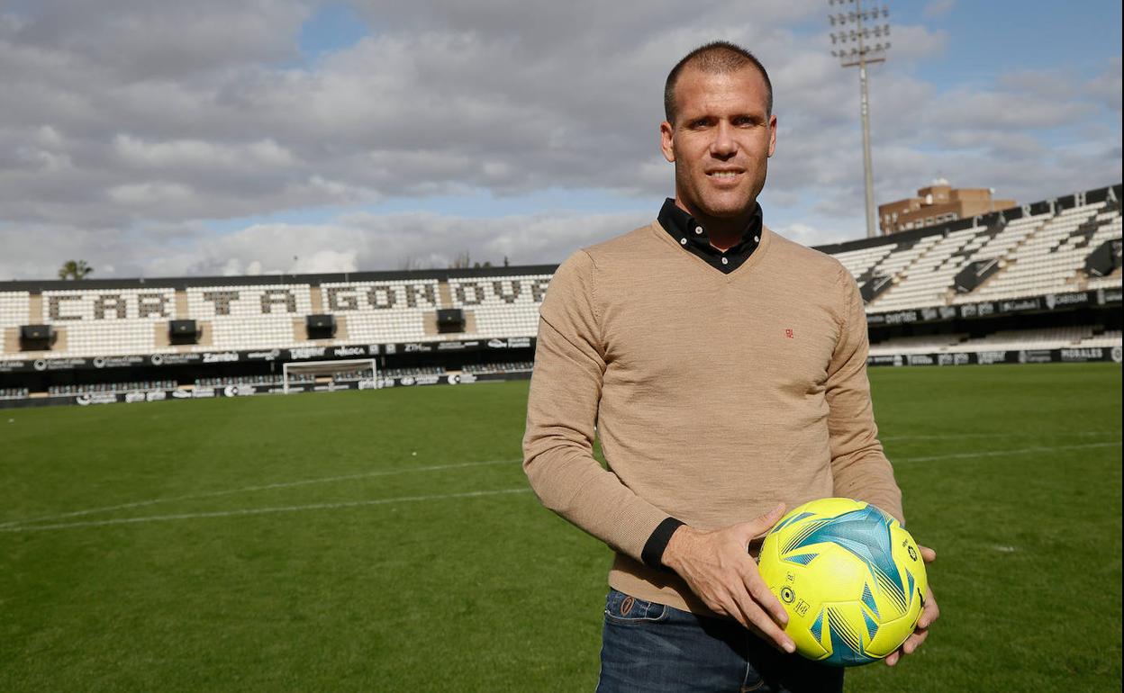 Alfredo Ortuño, delantero del Cartagena, posa para LA VERDAD en el Cartagonova tras el entrenamiento del viernes. 
