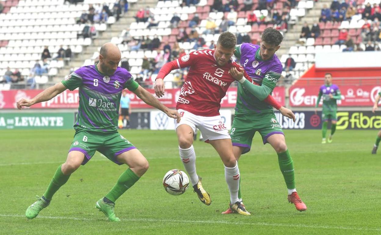 Andrés Carrasco presionado por jugadores del Mancha Real.