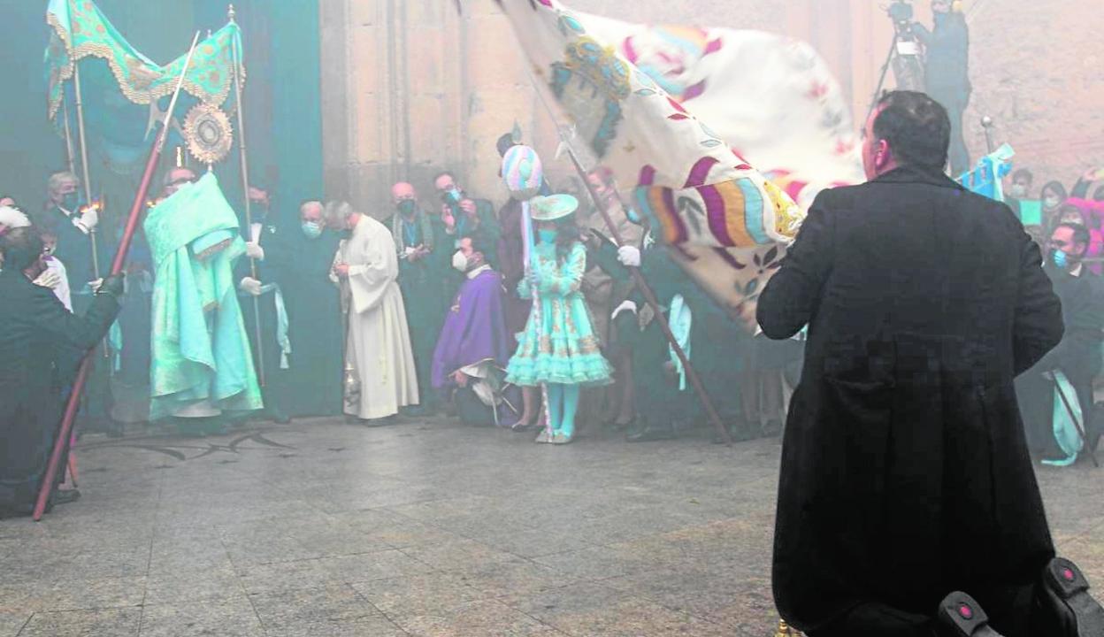 El Mayordomo de la Bandera juega la insignia frente al Santísimo Sacramento en el atrio de la basílica, ayer por la mañana. 