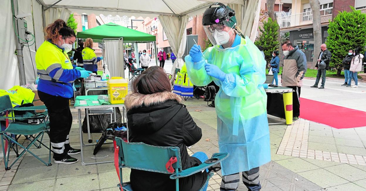 Una enfermera extrae una muestra para test de antígenos a una mujer, ayer en Lorca. 