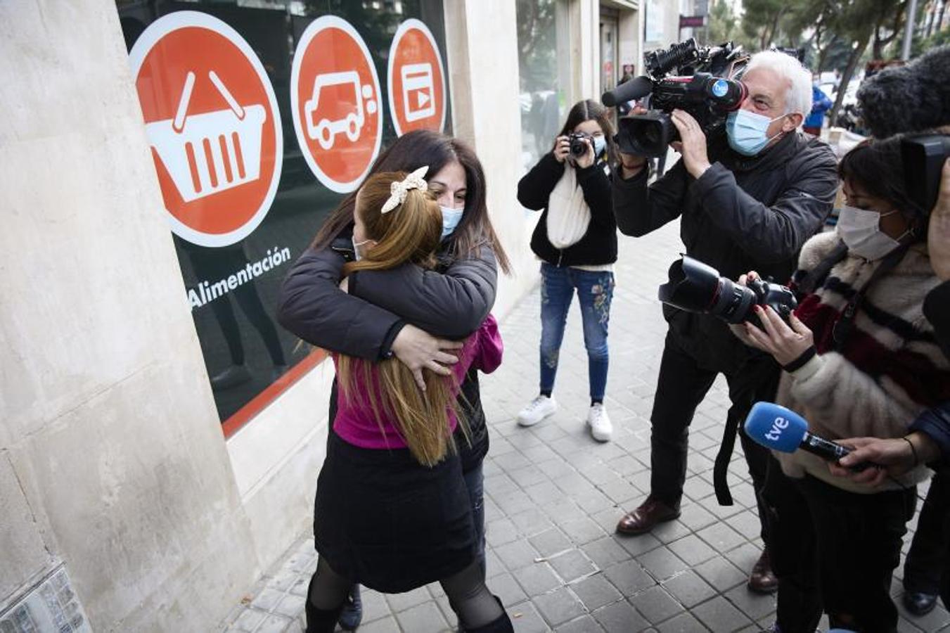 Abrazo entre dos empleadas de la administración madrileña de la calle Toledo. 