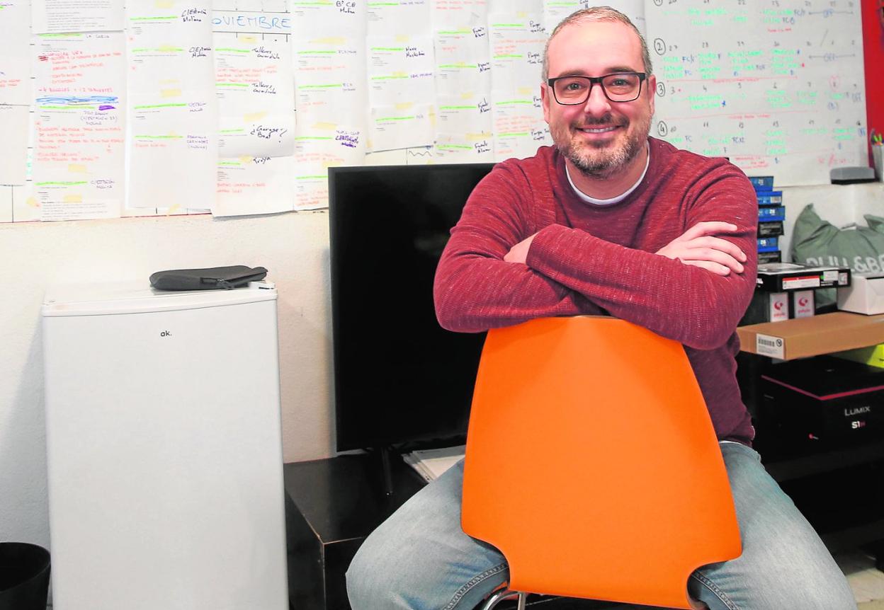 El director de cine murciano Joaquín Carmona, en la sede de su productora, Biopic Films, en Puente Tocinos (Murcia). 