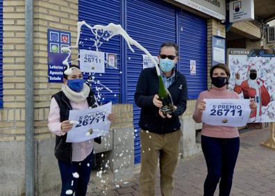 Imagen secundaria 1 - Pepe Hurtado, administrador de lotería del local de Ceutí, y sus compañeras celebran haber dado el quinto premio.