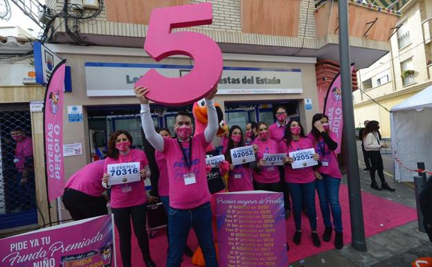 Loteros de El Perolo celebran uno de los quintos premios repartidos.