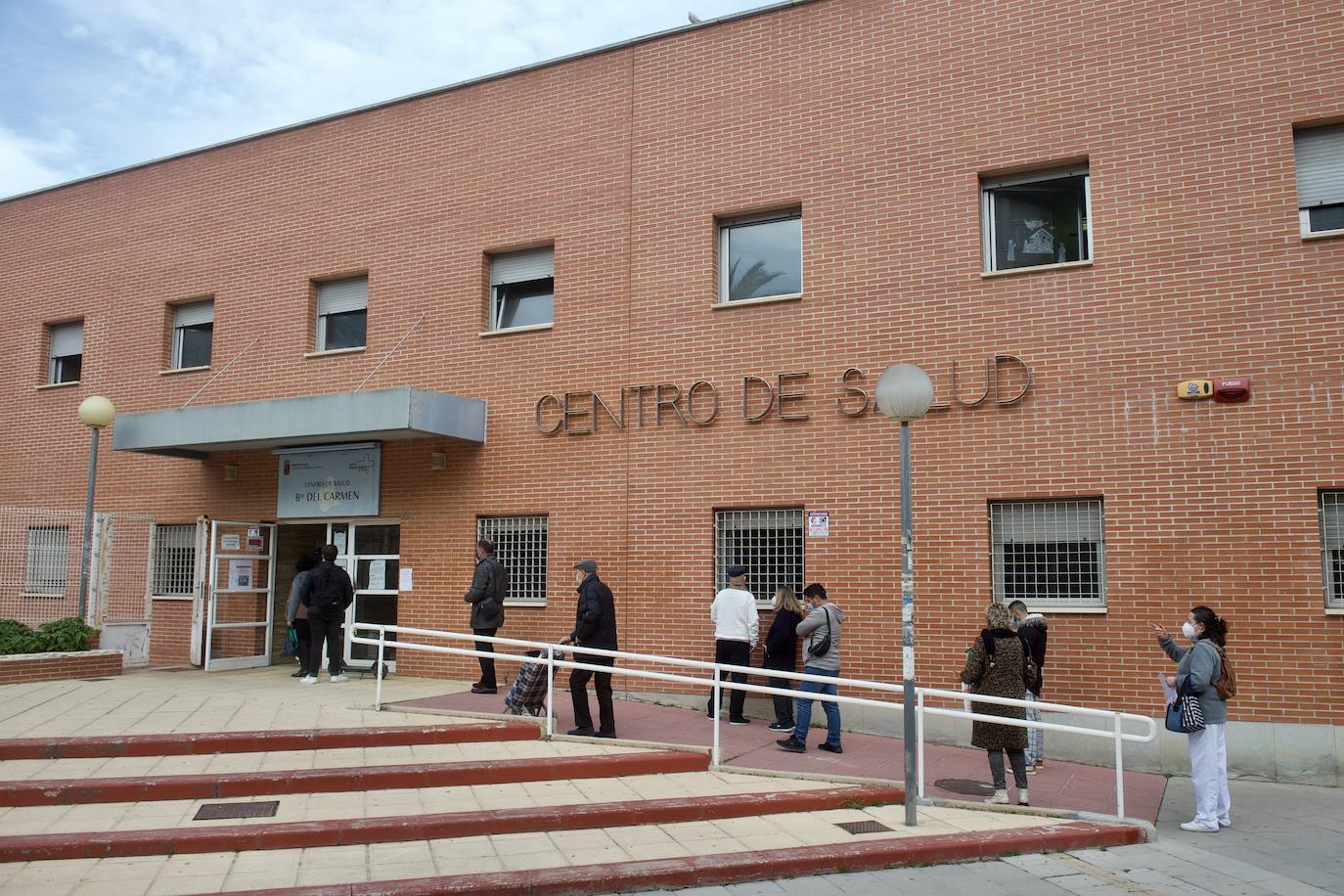 Fotos: Colas en los centros de salud de Murcia