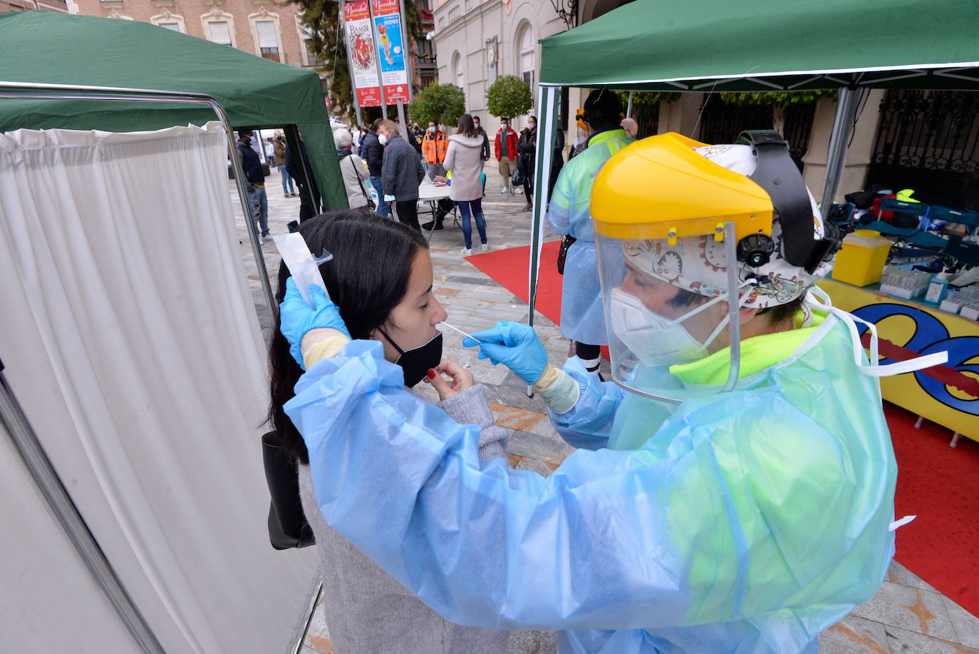 Fotos: Largas colas en la plaza Julián Romea de Murcia para someterse a un test de antígenos