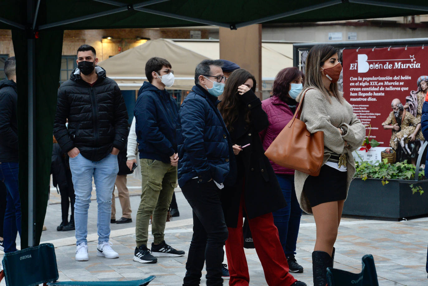 Fotos: Largas colas en la plaza Julián Romea de Murcia para someterse a un test de antígenos