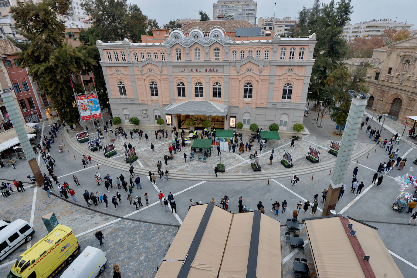 Fotos: Largas colas en la plaza Julián Romea de Murcia para someterse a un test de antígenos