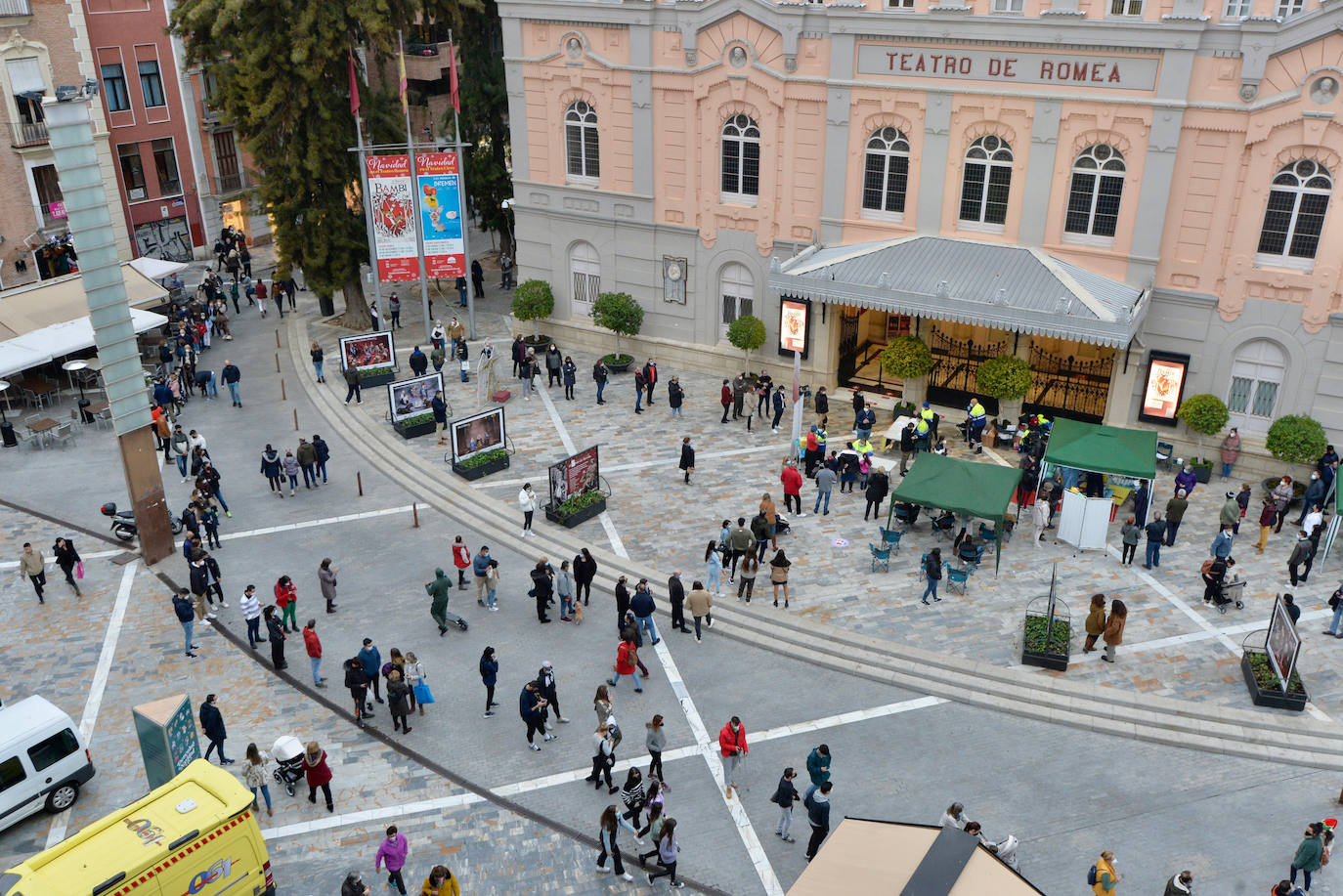 Fotos: Largas colas en la plaza Julián Romea de Murcia para someterse a un test de antígenos