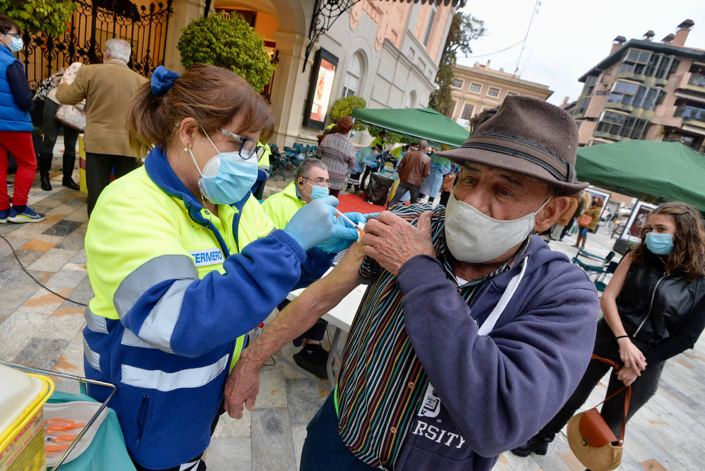 Fotos: Largas colas en la plaza Julián Romea de Murcia para someterse a un test de antígenos