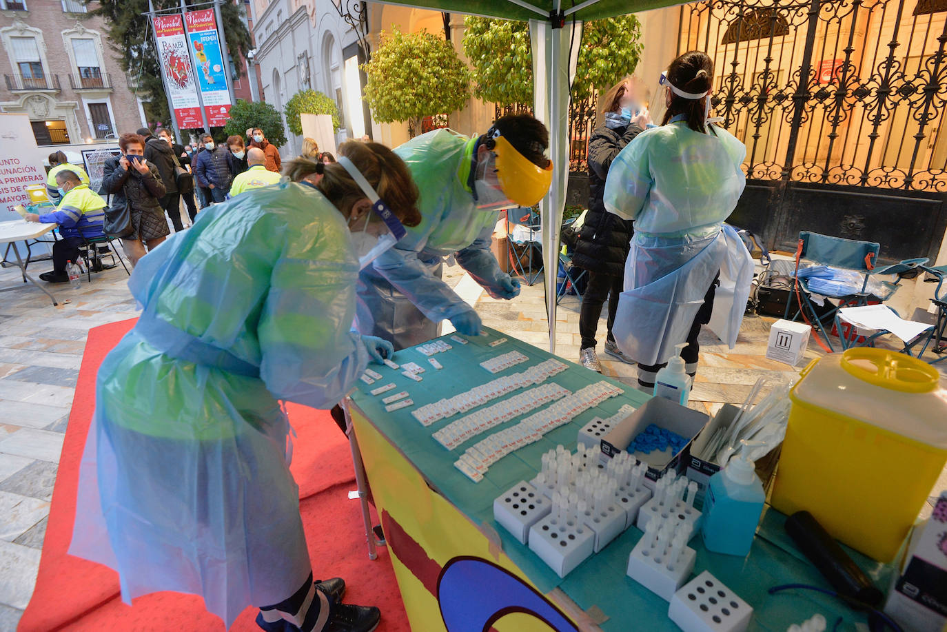 Fotos: Largas colas en la plaza Julián Romea de Murcia para someterse a un test de antígenos