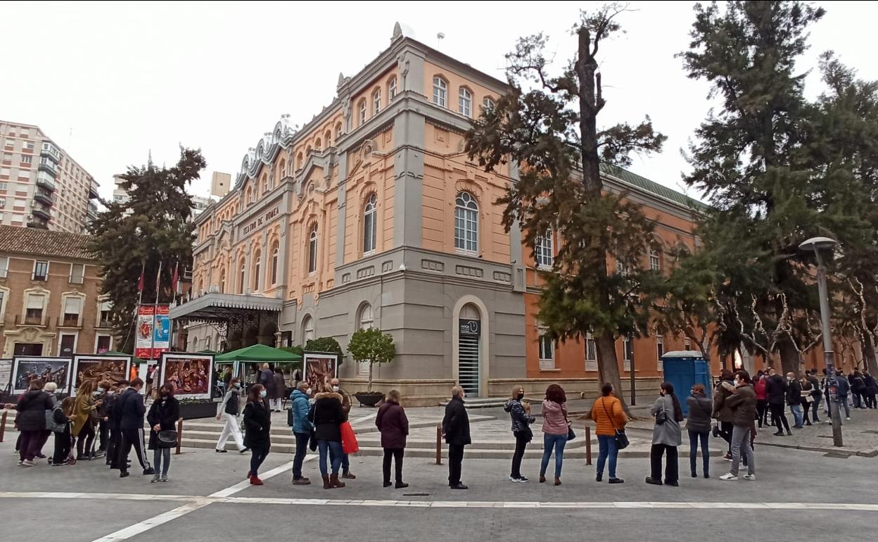 Largas colas en la plaza Julián Romea de Murcia, este jueves, para someterse a un test de antígenos.