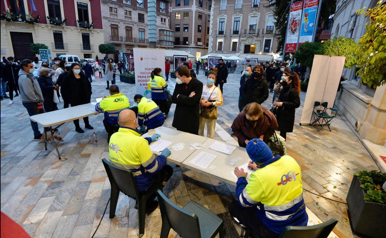 Colas en el punto Covid instalado en la plaza del Romea de Murcia este jueves. 