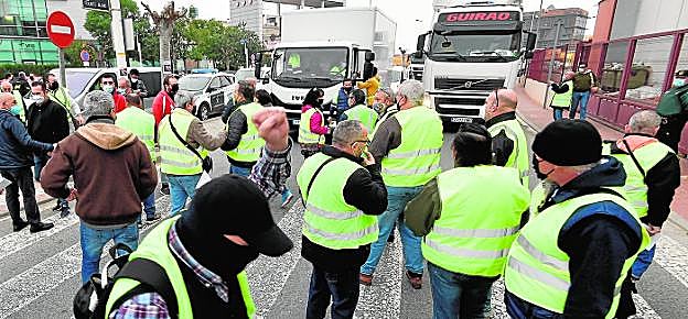 Piquetes informativos retienen la salida de camiones y furgonetas, ayer frente a la sede de Froet en la Ciudad del Transporte. 