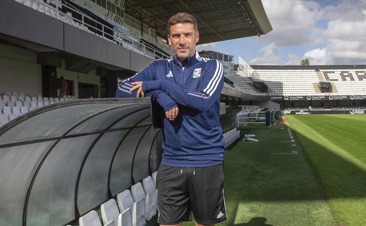 Luis Carrión, entrenador del Cartagena, en el banquillo local del Cartagonova. 