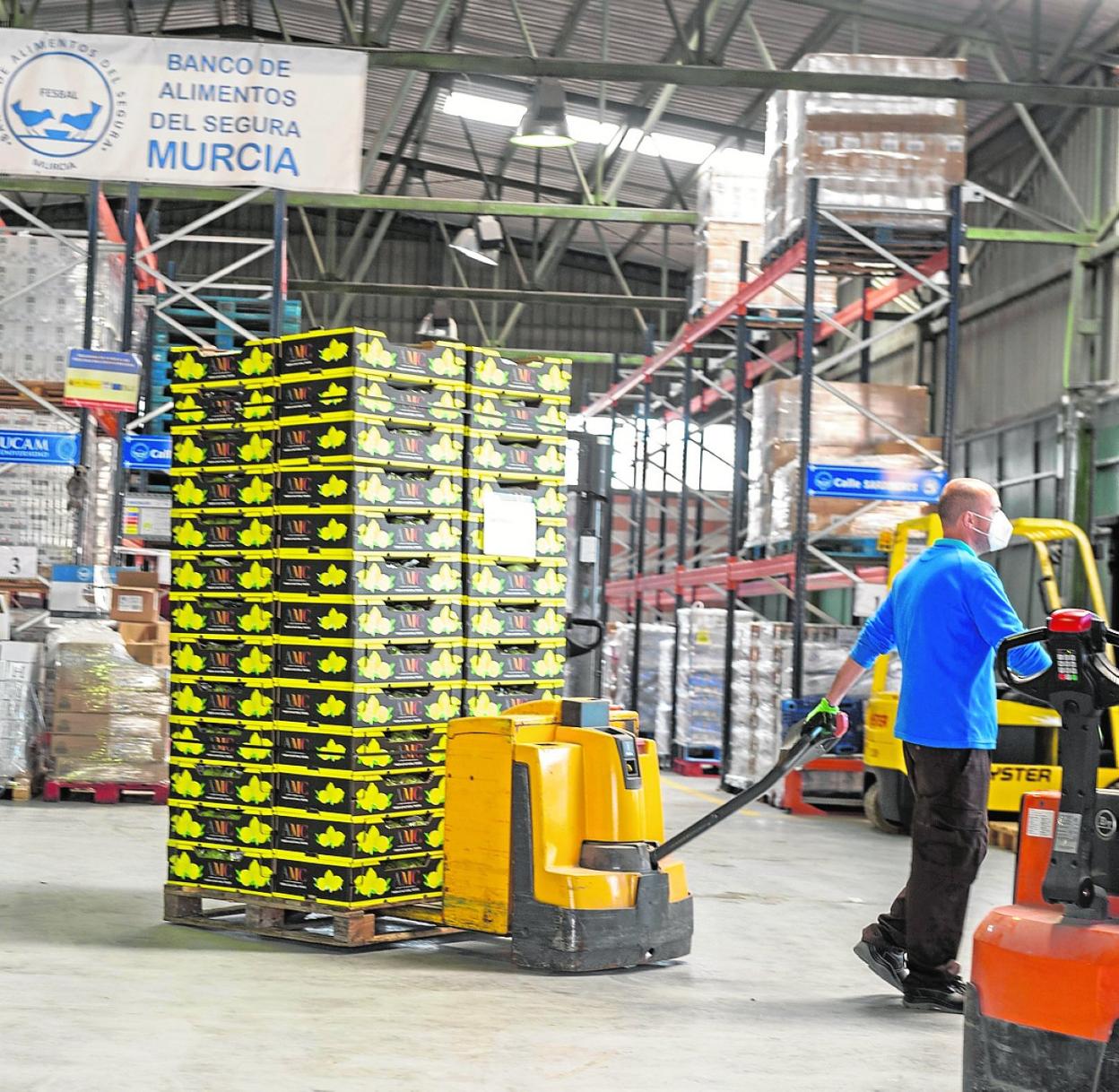 Imagen de archivo de un voluntario del Banco de Alimentos que mueve mercancía donada por empresas. 