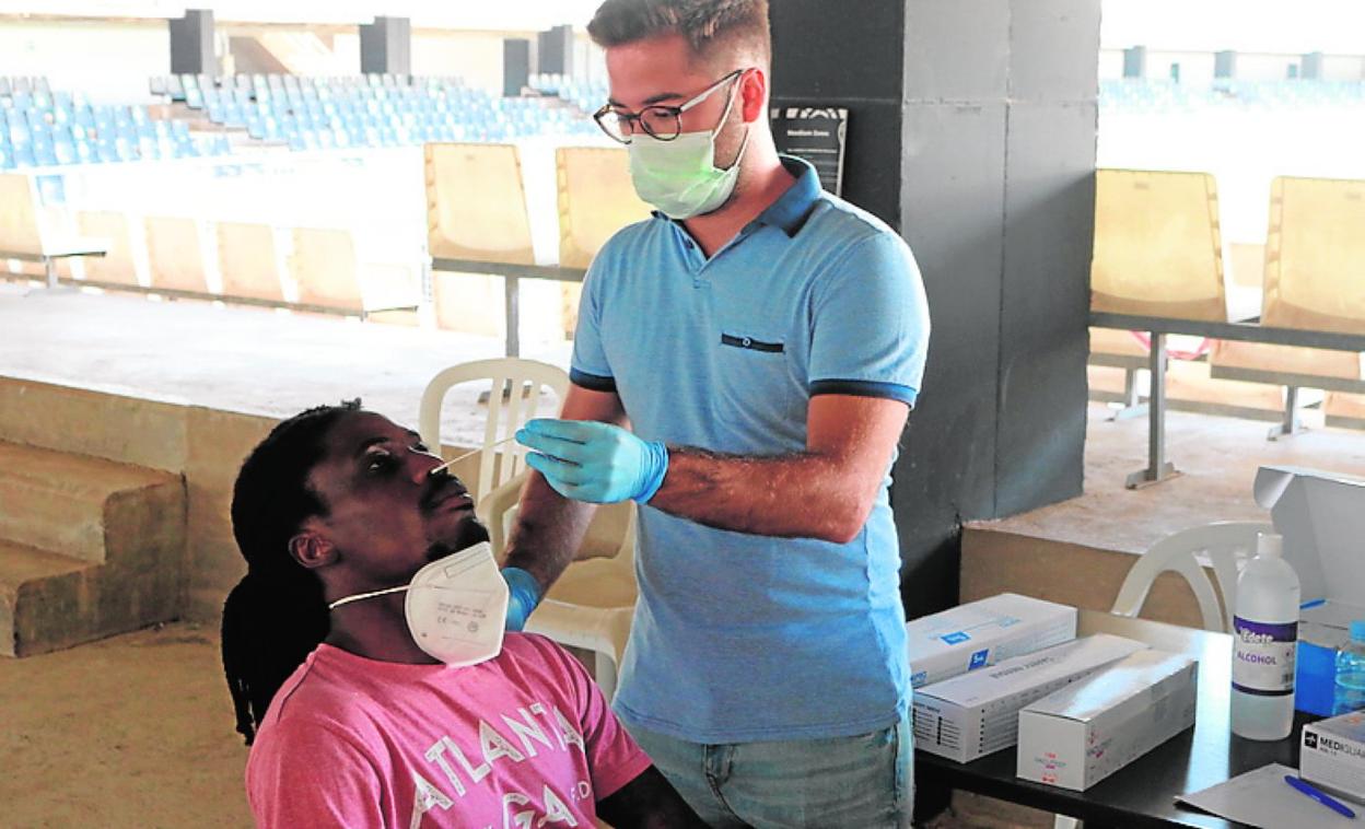 Boateng, jugador del Efesé, haciéndose una PCR este verano. 