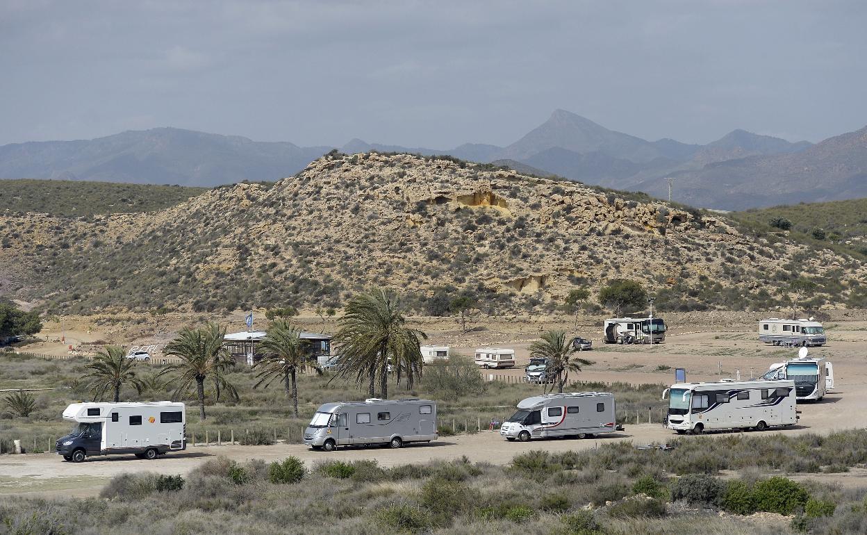 Caravanas estacionadas junto a la playa de Percheles, en Mazarrón. 