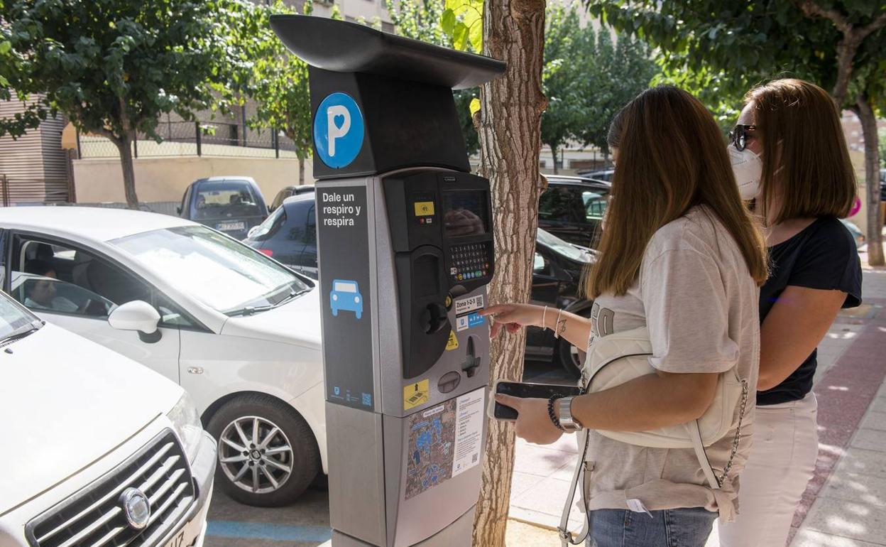 Dos chicas usan los nuevos parquímetros de la ORA en una imagen de archivo. 