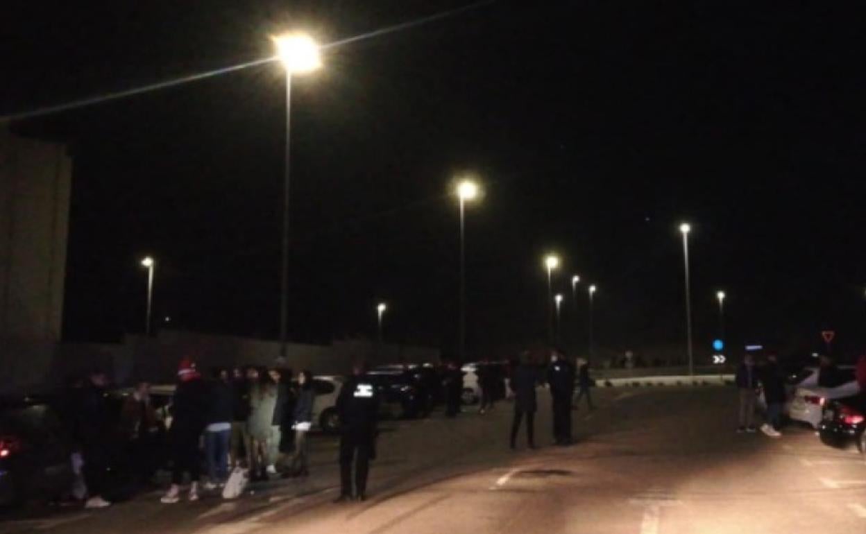 Los policías locales desalojan la concentración.