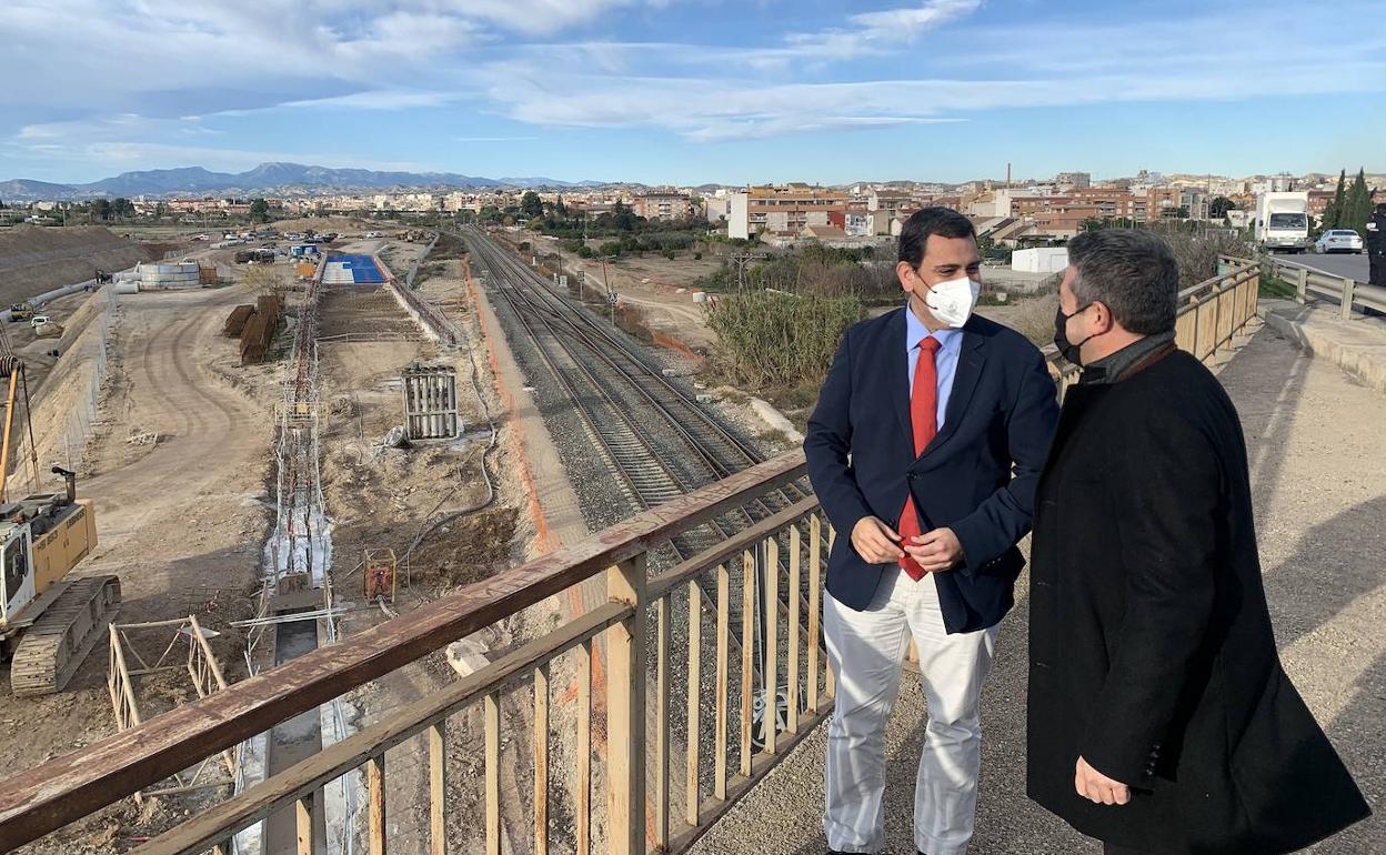 El consejero de Fomento e Infraestructuras, José Ramón Díez de Revenga, y el alcalde de Alcantarilla, Joaquín Buendía., en las obras del trazado. 