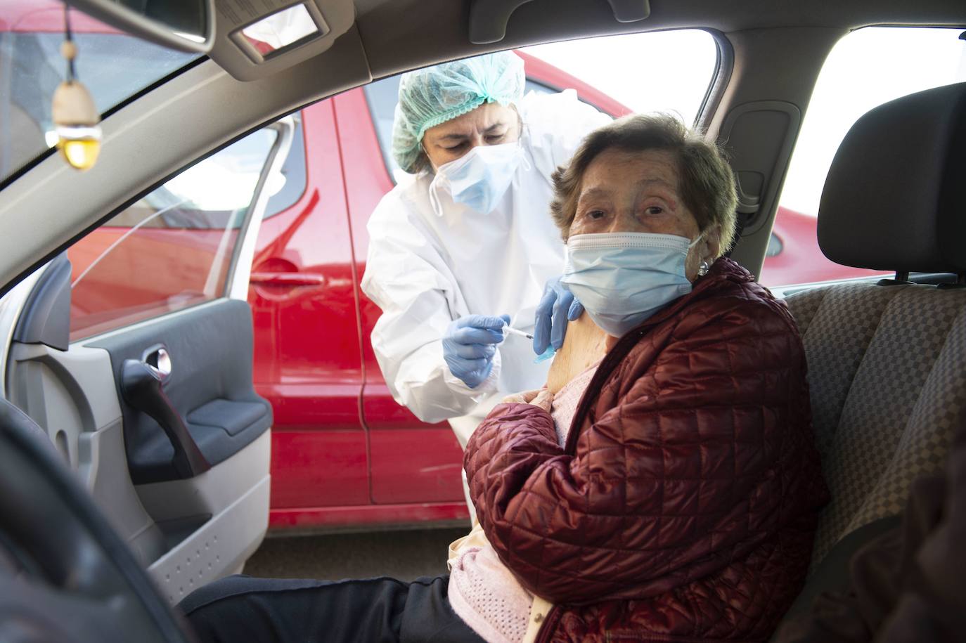 16/02/2021. La vacunación de los mayores de 80 años se acelera en toda la Región. Los murcianos mayores de 80 años comienzan a recibir la vacuna contra la Covid-19 a buen ritmo en zonas como Cartagena. En algunos casos, sin bajar del vehículo. 