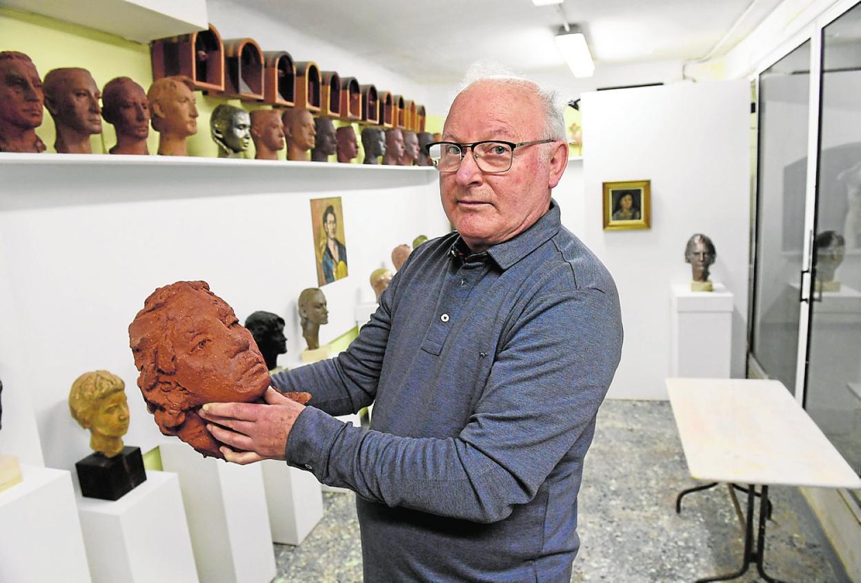 Juan Martínez Lax reúne retratos sobre pintura, madera, bronce o barro. 