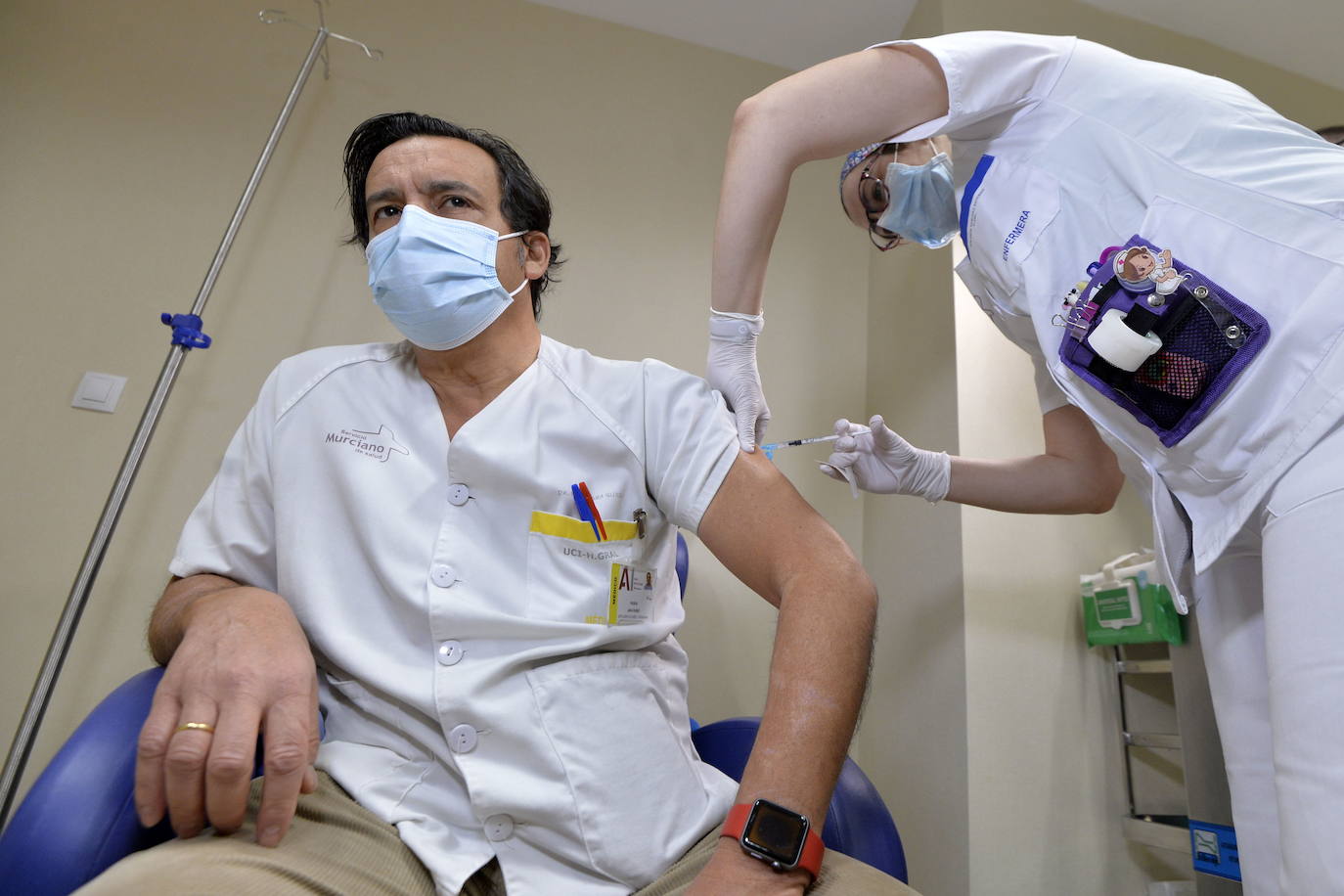 28-01-2021. La vacunación de los sanitarios se inicia con las mil primeras dosis. El Gobierno de la Comunidad Autónoma inicia la vacunación de los sanitarios al mismo tiempo que la cepa británica irrumpe en la Región de Murcia en un día con un nuevo récord de contagios, 1.279. | VICENTE VICÉNS