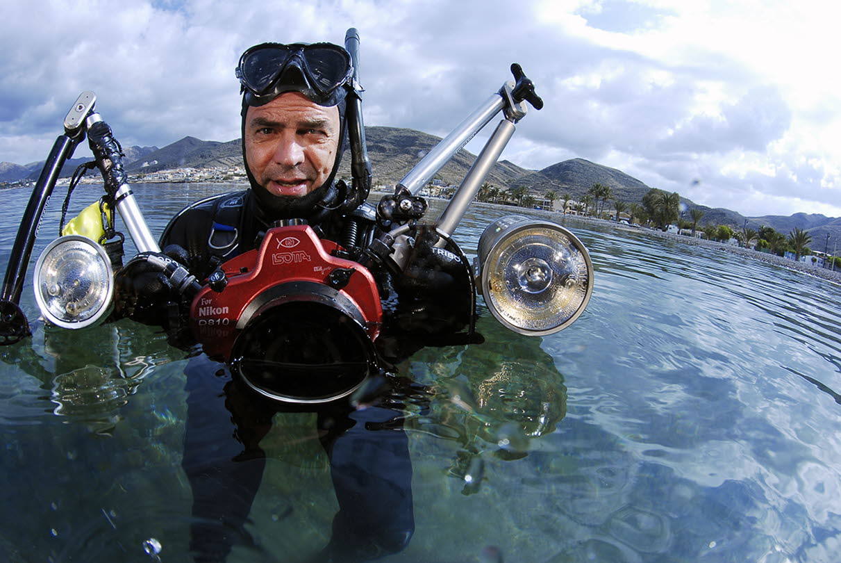 Javier Murcia Requena sale de realizar fotos submarinas.