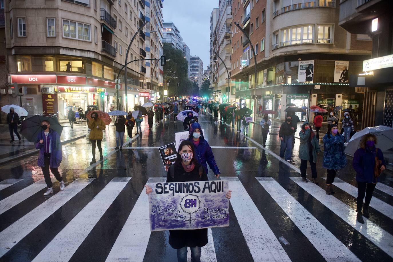 08/03/2021. Ni la lluvia ni la pandemia pueden con la manifestación en defensa de las mujeres. La manifestación del 8-M vuelve a salir a la calle un año más en defensa de las mujeres, esta vez con distancia de seguridad y mascarillas para cumplir con la normativa sanitaria. Miles de personas recorren la Gran Vía desafiando a la lluvia y a la pandemia en una concentración que superó el aforo permitido por «desobediencia civil». | NACHO GARCÍA