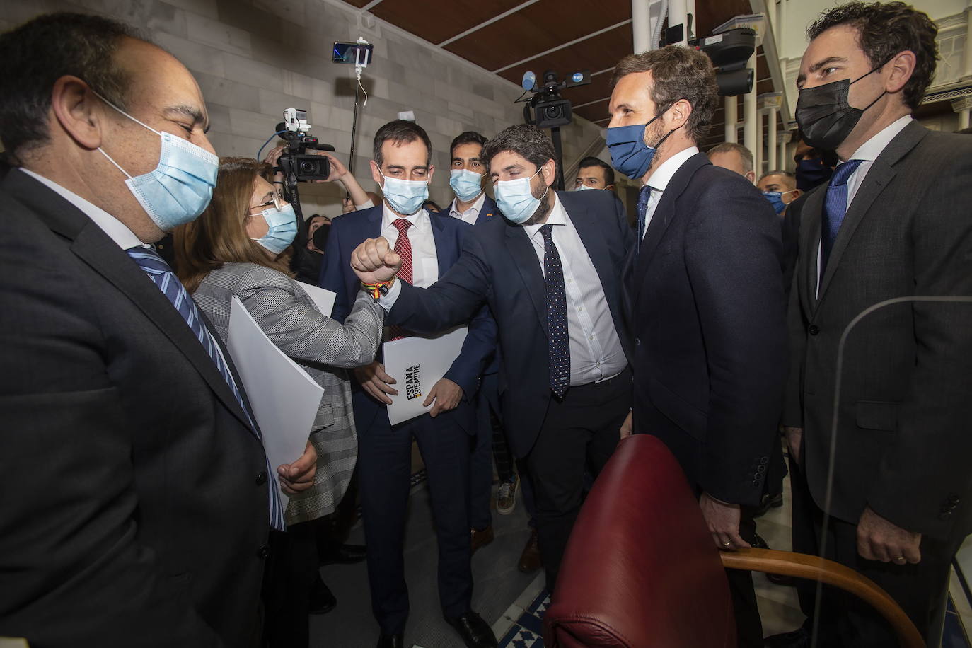 13/03/2021. El líder nacionaldel PP, Pablo Casado, y el secretario general del partido, Teodoro García Egea, acompañan a Fernando López Miras el día del debate y la votación de la moción de censura presentada por PSOE y Ciudadanos. El envite fracasó gracias a los votos en contra de los diputados tránsfugas de Cs Isabel Franco, Valle Miguélez y Francisco Álvarez, y los diputados expulsados de Vox Juan José Liarte, Francisco Carrera y Mabel Campuzano, quien aparece en la imagen saludando a Miras y que después se convertiría en la nueva consejera de Educación y Cultura, a pesar de su postura contraria a las vacunas. Su nombramiento una de las condiciones exigidas para que el PP pudiera seguir gobernando la Región. | J.M. RODRÍGUEZ