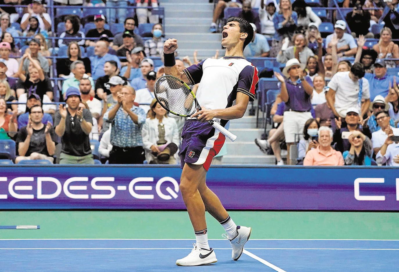 03/09/2021. Carlos Alcaraz también enamora a Nueva York. El tenista murciano Carlos Alcaraz, la nueva joya del tenis español, eliminó a uno de los favoritos del Abierto de Estados Unidos, el griego Stefanos Tsitsipas, convirtiéndose en el jugador más joven en llegar a octavos de final en 32 años. Alcaraz venció a Tsitsipas, número tres del ‘ranking’ mundial, por 6-3, 4-6, 7-6 (7/2), 0-6 y 7-6 (7/5) en cuatro horas y seis minutos de pelea que se decidieron en un dramático ‘tiebreak’. El murciano ofreció una exhibición de determinación, talento y personalidad y se ganó rápidamente el apoyo del público frente a Tsitsipas. Alcaraz se convirtió en el tenista más joven en llegar a la cuarta ronda del Abierto desde Michael Chang en 1989 y de cualquier Grand Slam desde Andrei Medvedev, en el Roland Garros de 1992. | TIMOTHY A. CLARY