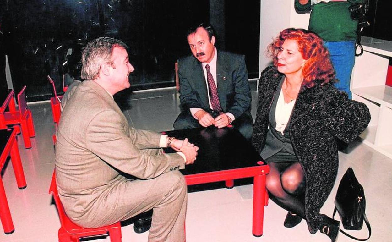 El presidente de la Comunidad, Ramón Luis Valcárcel, con la ministra Carmen Alborch, y Antono Gómez-Fayrén, en febrero de 1996.