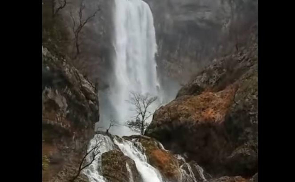 Espectacular imágen de la crecida de Los Chorros del Río Mundo. 