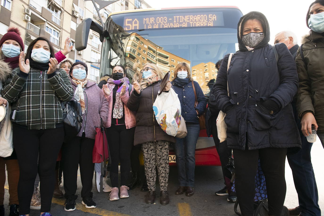 03/12/2021. El nuevo sistema de autobuses, dependiente de la Consejería de Fomento e Infraestructuras y gestionado por la empresa Interbus, enciende los ánimos de los viajeros de las antiguas líneas 49 y 52, que unían Murcia con las urbanizaciones molinenses de La Alcayna y Altorreal, y que han sido unificadas en la línea 5A de la concesión de Molina de Segura. Estos pasajeros han perdido una frecuencia por la mañana y han pasado de tener dos, a las 7 y a las 8 de la mañana, a una sola a las 8.30 horas. Esto provocó protestas a primeros de mes por parte de trabajadoras que todos los días dependen del servicio, que lamentan que el recorrido actual da «mucha vuelta, incluso pasamos por la Universidad», y tardan mucho más. «Es un desastre y no han tenido para nada en cuenta nuestras necesidades; no sabemos quiénes ni dónde han elegido estas rutas». | ROS CAVAL