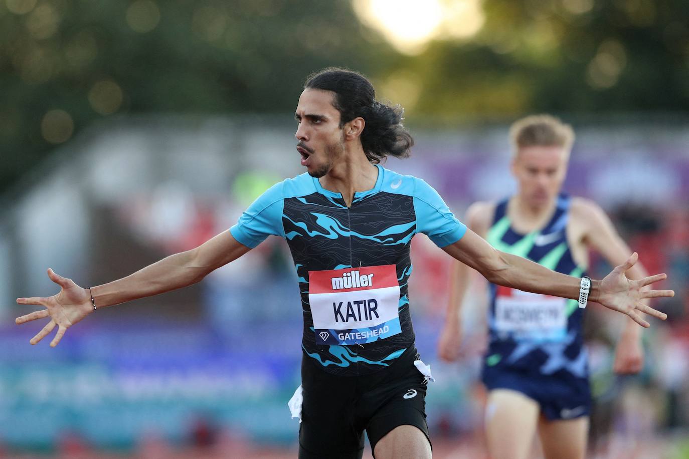 13/07/2021. Katir bate el récord de Viciosa y hace historia en la Diamond League. El muleño de origen marroquí Mohamed Katir (23 años) batió el récord de España de 3.000 metros, establecido por Isaac Viciosa en 1998, con un crono de 7.27.64. Lo consiguió en Gateshead, en la última cita de la Diamond League antes de los Juegos de Tokio. En poco más de un mes, el atleta murciano batió tres récords de España. El de 5.000 metros, en Florencia, el de 1.500, en Mónaco, y el de 3.000 metros lisos de Viciosa. | SCOTT HEPPELL / AFP