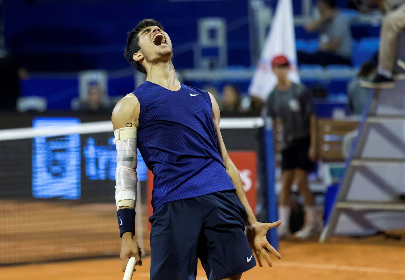 25/07/2021. Alcaraz gana el primer título ATP de su carrera en Umag. El joven tenista murciano Carlos Alcaraz vuela sobre la tierra batida y empieza a escribir su propia historia con letras de oro. Carlos Alcaraz, a sus 18 años y dos meses, destrozó al veterano Richard Gasquet en la final del torneo de Umag (6-2 y 6-2) y conquistó el primer título de su vida en el circuito ATP. Curiosamente, Nadal también levantó su primera copa como profesional cuando tenía 18 años y dos meses. Fue en Sopot (Polonia) en 2004. | ANJA RIBARIC / EFE