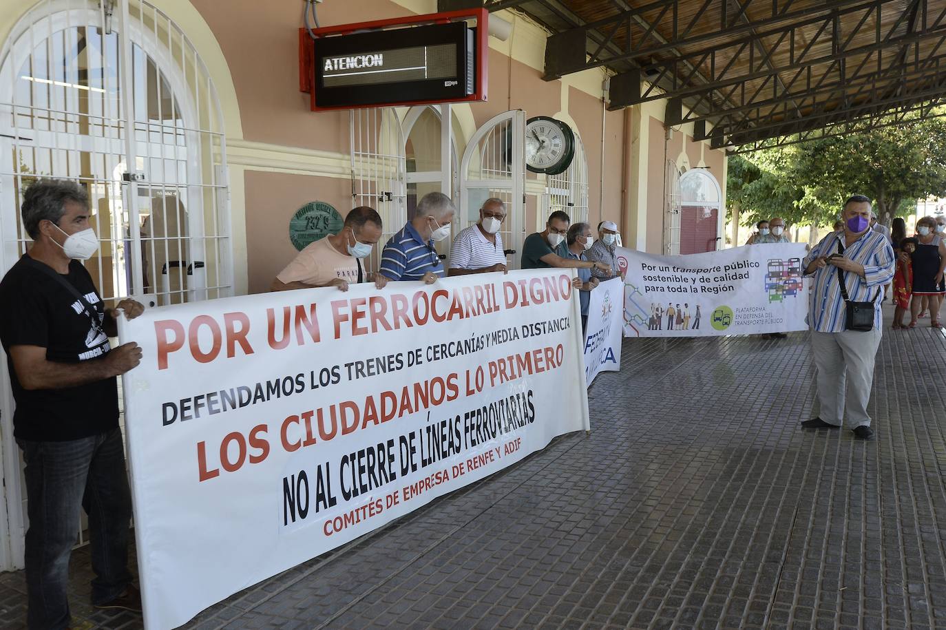 28/07/2021. Protestas en Totana por el corte de líneas ferroviarias. Convocados por la Plataforma en Defensa del Ferrocarril de Totana, decenas de vecinos se manifestaron contra el cierre de la línea de Cercanías. Rechazan la suspensión de servicios ferroviarios, durante tres años, con motivo de las obras del AVE, al tiempo que siguen recabando adhesiones para que el Ministerio de Transportes mantenga operativa la línea mientras se ejecutan las obras. | GUILLERMO CARRIÓN