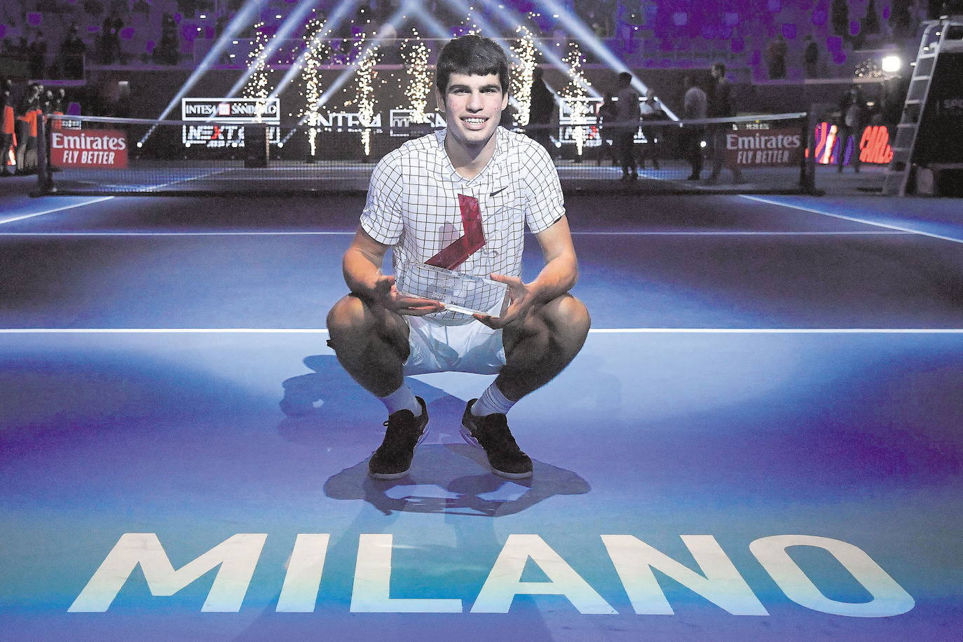 13/11/2021. A sus 18 años, a Carlos Alcaraz hay que empezar a llamarle maestro. En Milán ganó el segundo título de su carrera, el Masters para menores de 21 años. Se llevó el murciano con un gran juego y mucha solvencia las Next Gen ATP Finals sometiendo en el último partido al estadounidense Sebastian Korda (4-3, 4-2 y 4-2) y haciendo historia de nuevo: es el maestro más joven de la ATP. Un broche de oro para un año inolvidable en el que Alcaraz deslumbró a medio mundo en los torneos más exigentes y batiendo a muchos de los rivales más temidos del circuito. | AFP