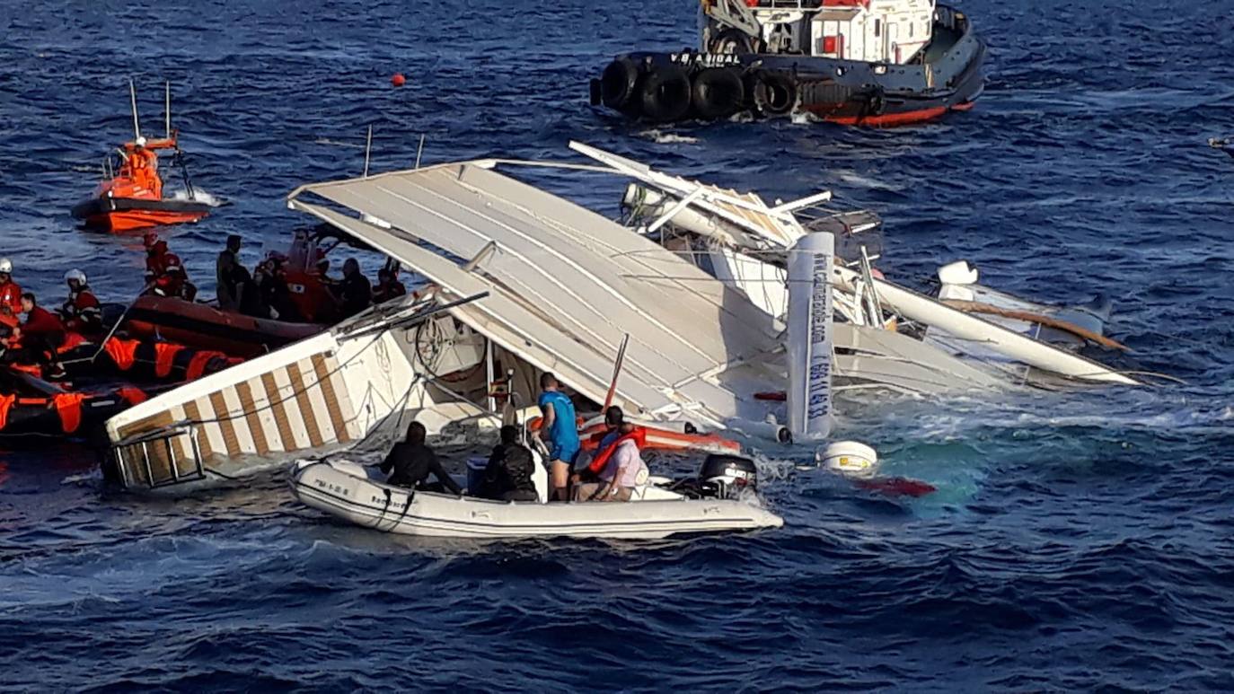 22/11/2021. Rescatadas 33 personas tras hundirse un catamarán. El hundimiento de un catamarán turístico frente a las costas de Cartagena obligó a los servicios de Emergencia a rescatar a 33 personas. La investigación apunta a un defecto estructural en la embarcación, que tenía todos los permisos en regla.